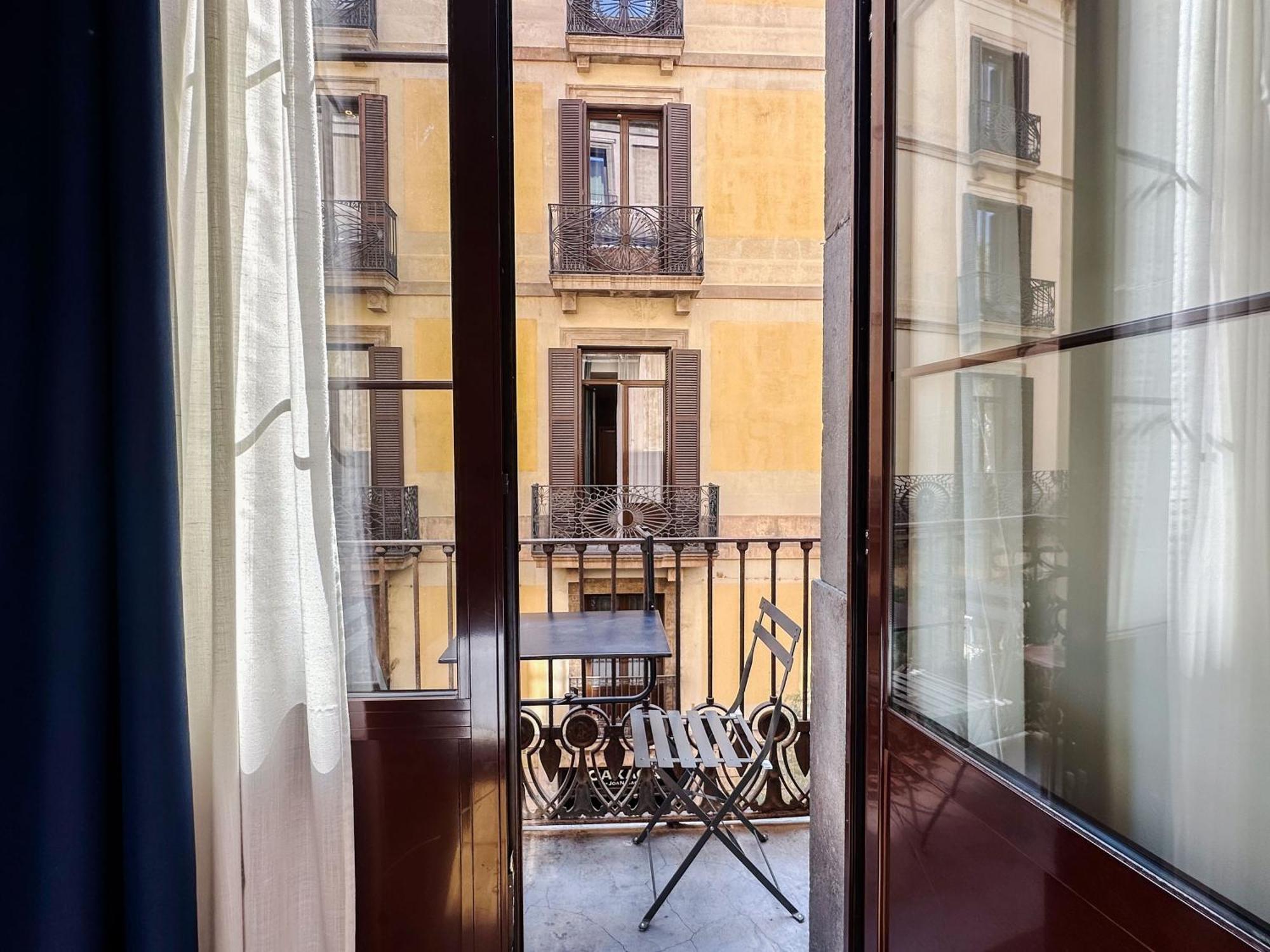 Som Nit Born — Photos 1